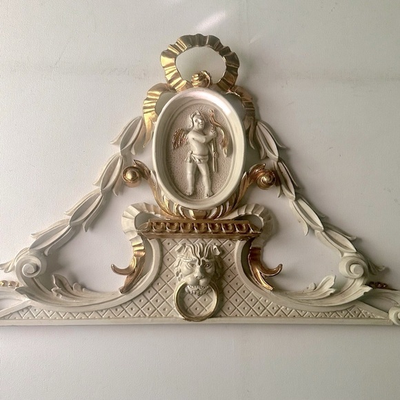 Vintage Baroque Style Regal Wall Plaque in Molded Plastic Made in Italy - Picture 2 of 14